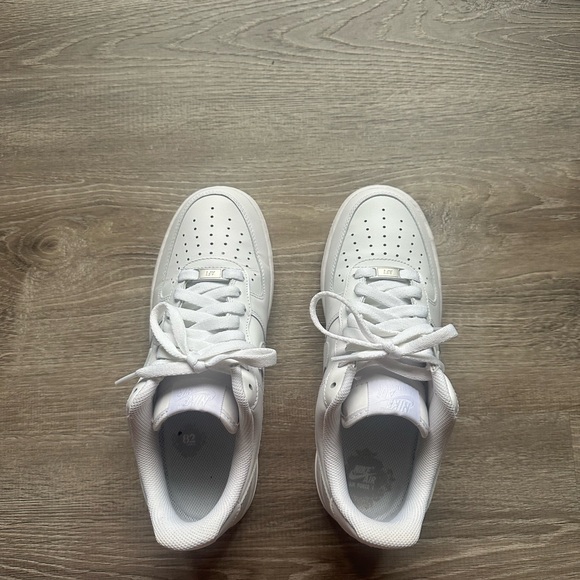 Women’s 9 white Air Force one - Picture 3 of 4